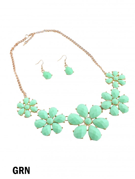 FLORAL STATEMENT NECKLACE AND EARRING SET FLORAL STATEMENT NECKLACE AND EARRING SET